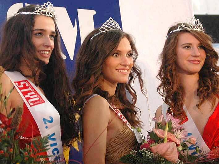 Zleva: Druhá vicemiss - Zuzana Makúchová  z Olomouce, Miss Haná 2010 - Lucie Kluková z Ostravy, první vicemiss Tereza Zlámalová z Olomouce