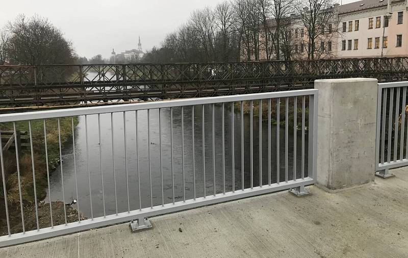Pěší už nebudou muset po provizorní lávce. Práce na novém mostu u Bristolu v Olomouci, 9. prosince 2019