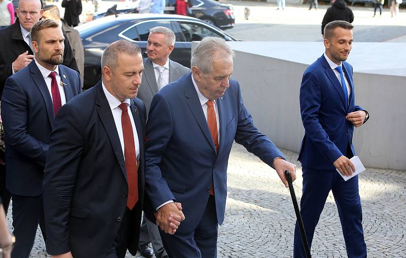 Miloš Zeman před krajským úřadem v Olomouci zahájil svou šestou prezidentskou návštěvu Olomouckého kraje