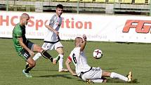 Fotbalisté 1. HFK Olomouc (v bílém) prohráli s Petřkovicemi 0:2