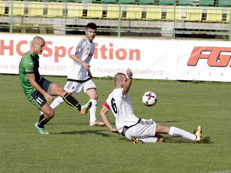 Fotbalisté 1. HFK Olomouc (v bílém) prohráli s Petřkovicemi 0:2