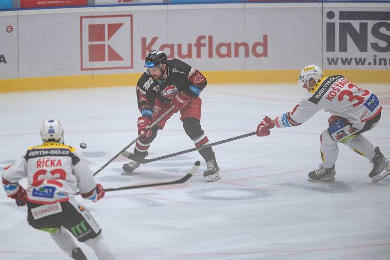 Hokejisté HC Olomouc (v černém) proti HC Dynamo Pardubice (1:2).