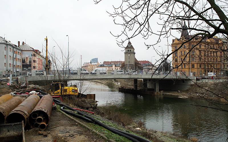 Nový most přes Moravu v Komenského ulici (u Bristolu) v Olomouci. 24. ledna 2020