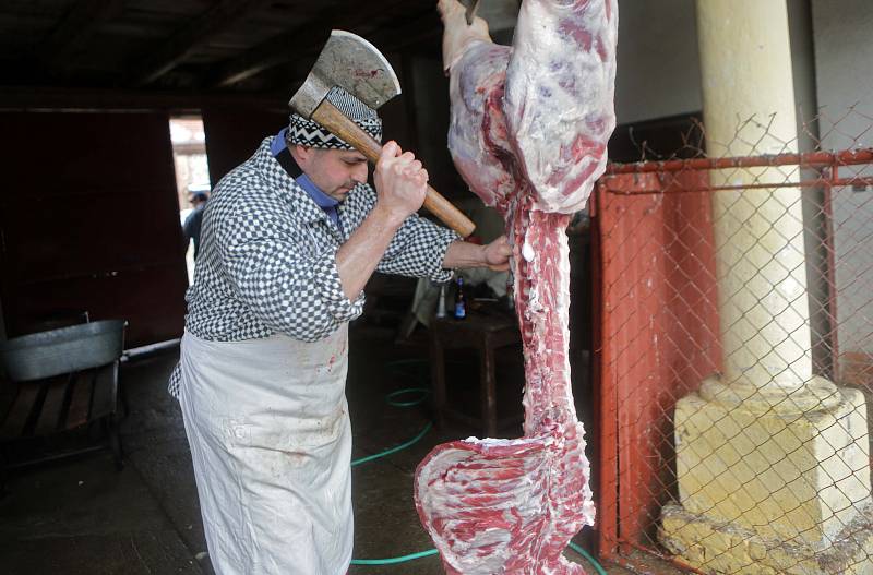 Rodinná domácí zabíjačka v místní části Ponikev obce Ludmírov na Konicku v režii řezníka Jana Buriana.