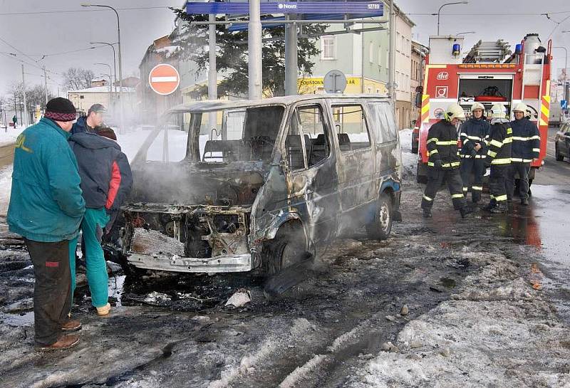 Vyhořelý Ford Transit v Pavlovičkách