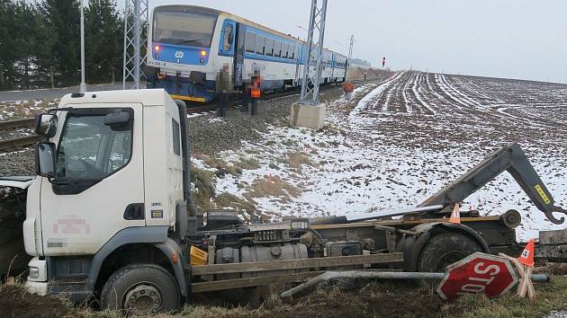 Nehoda vlaku s náklaďákem na železničním přejezdu mezi Troubelicemi a místní částí Dědinka - 24. 1. 2022