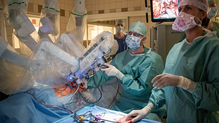 Operace pomocí robotického systému da Vinci při transplantaci ledviny na Urologické klinice FN Olomouc