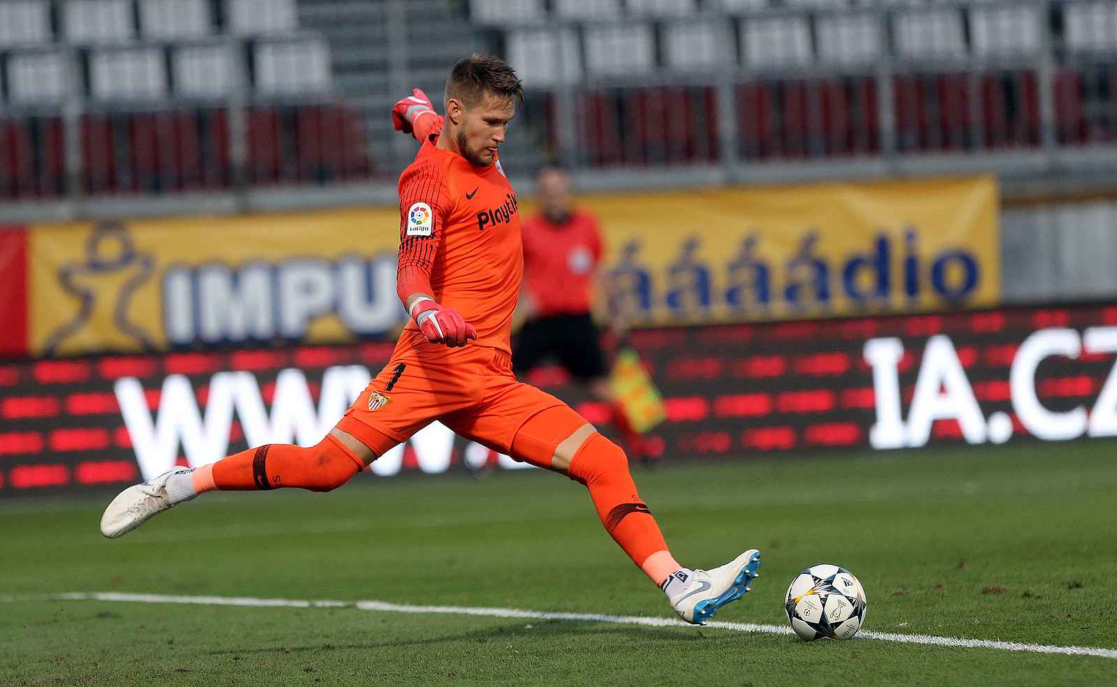 Gólman Sevilly Tomáš Vaclík. Sigma Olomouc vs. Sevilla FC