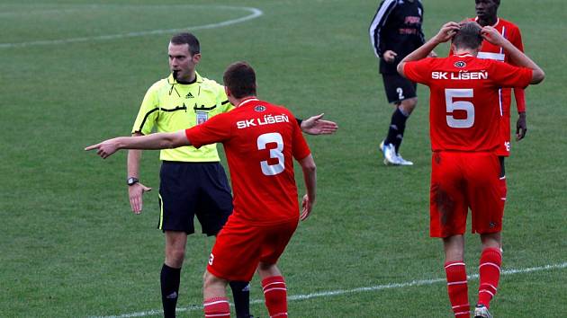 Fotbalisté HFK Olomouc (v černém) remizovali s Líšní 1:1.