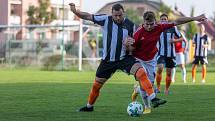 Fotbalisté Hodolan (v pruhované) porazili Červenku 5:1