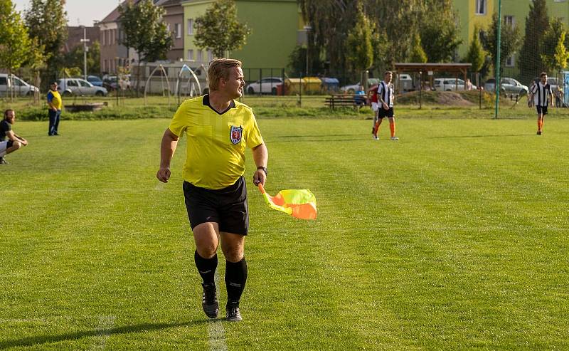 Fotbalisté Hodolan (v pruhované) porazili Červenku 5:1