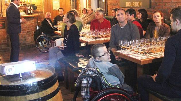 Benefiční degustace pro Trend vozíčkářů v olomouckém podniku Black Stuff Irish Pub