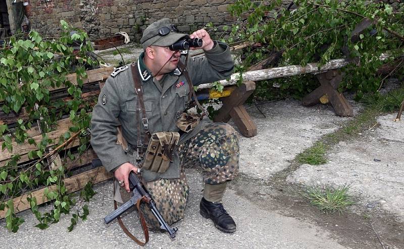 Až mráz běhal po zádech při realistické bojové ukázce na fortu Radíkov. Kluby vojenské historie předvedly boj o chválkovickou pevnůstku na konci II. světové války.