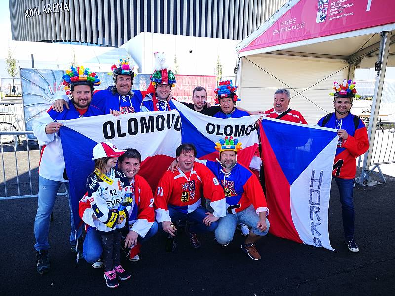 Hokejoví fanoušci z Olomouce na MS v Dánsku. složení David Foretník, Luděk Tichý, Pavel Lorenc, Roman Perůžek, Radek Pajunčík a Robert Stejskal.