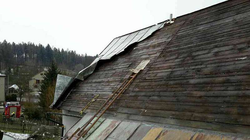 Ve středu se Olomouckým krajem znovu prohnal silný vítr. Zanechal po sobě popadané stromy i poškozené střechy. Oproti předpovědi i víkendové vichřici ale byla situace o poznání klidnější