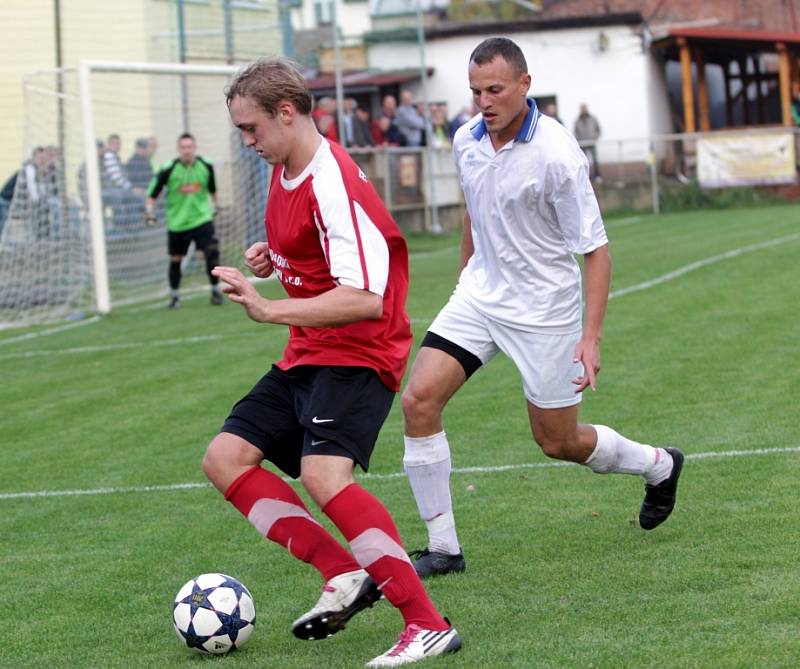 Fotbalisté Nových Sadů (v červeném) vs. Kralice na Hané