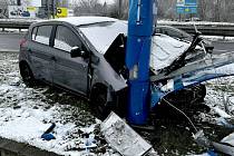 Nehoda opilého řidiče hyundaie v Olomouci u čerpací stanice na výpadovce na Brno, snímek z 9.12. 2023