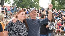 Festival Hanácké Woodstock, který se konal v sobotu odpoledne ve Velké Bystřici, přitáhl davy lidí. Na koncertě Vašo Patejdla se pod pódiem i tančilo.
