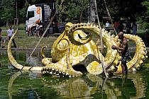Chobotnice Viktora Paluše na hladině jezírka ve Smetanových sadech v rámci festivalu Sculpture Line.