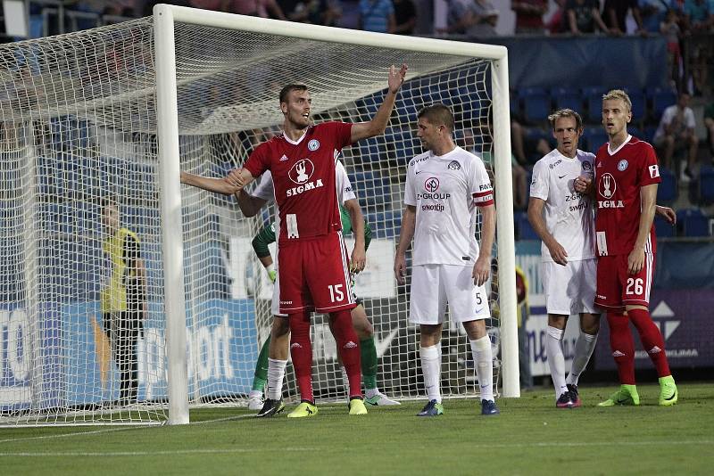 Olomoučtí fotbalisté (v červeném) remizovali se Slováckem 0:0Tomáš Chorý (č.15) a Veliče Šumulikoski (č.5)