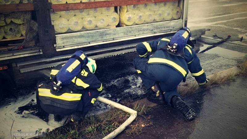 Požár přívěsu nákladního auta ve Velkomoravské ulici v Olomouci