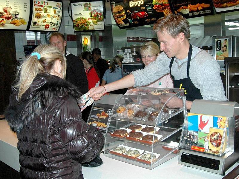 Fotbalisté Sigmy na charitativní "směně" u McDonald´s  v Olomouci Marek Heinz