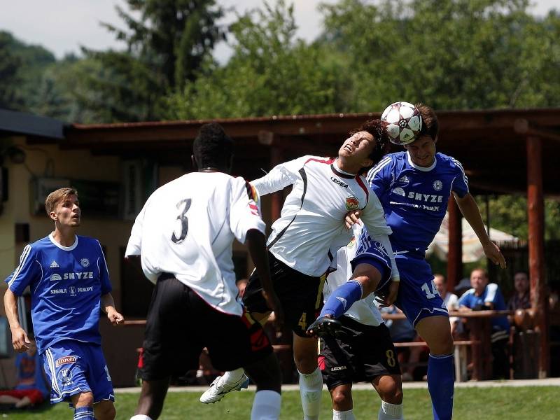 Fotbalisté Sigmy (v modrém) porazili mezinárodní výběr IFA 2:1.