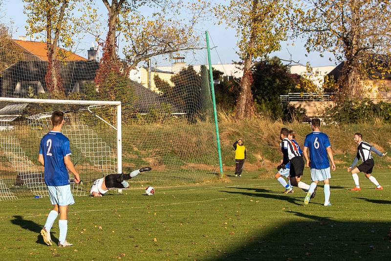 Hodolany (v pruhovaném) porazily Šumvald 4:1