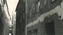 Švédská ulice v Olomouci na historických snímcích - domky vpravo na přelomu 60. a 70. let nahradila novostavba Jednoty