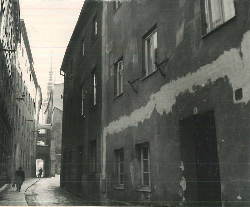 Švédská ulice v Olomouci na historických snímcích - domky vpravo na přelomu 60. a 70. let nahradila novostavba Jednoty