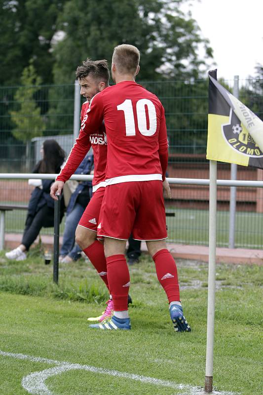 Fotbalisté Nových Sadů (v černo-žlutém) podlehli Ústí 0:7