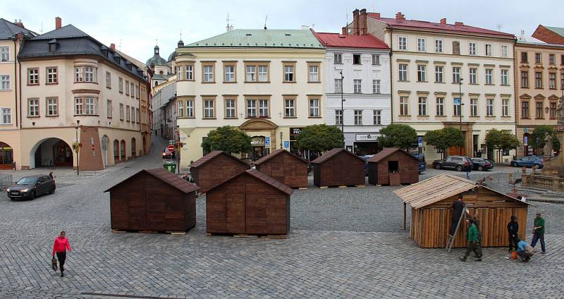 Stavba stánků na Dolním náměstí v Olomouci. 29. října 2019