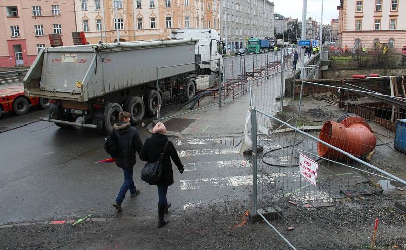 Masarykovu třídu v Olomouci uzavřela přestavba mostu. Pro chodce je zachován koridor na jedné straně. 2. března 2020