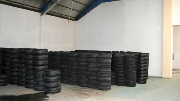 Část nalezených pneumatik, které ukradli i s kamionem z areálu firmy v Olomouci