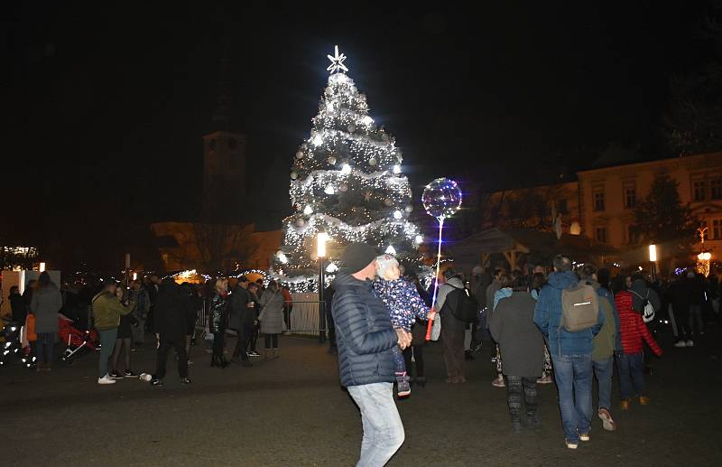 Den D hlavně pro děti nastal v pátek 25. listopadu. Krátce po sedmnácté hodině byl rozsvícen vánoční strom Stříbrňáček. 25.11. 2022