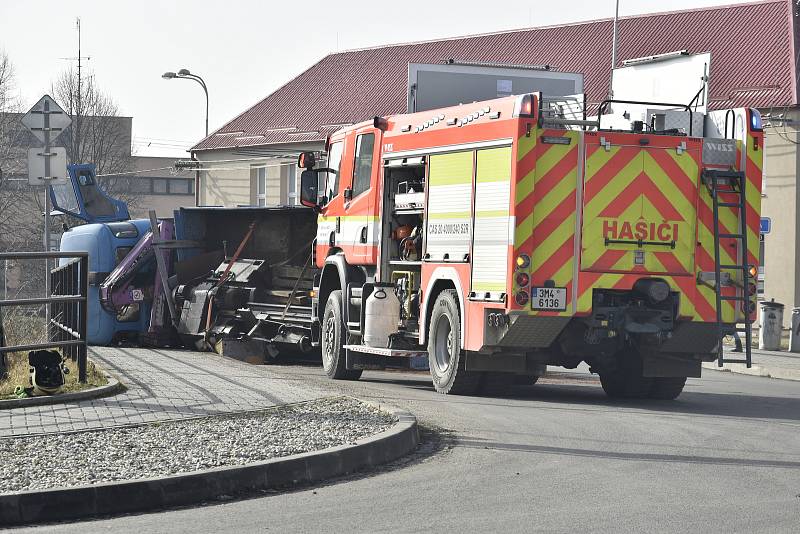 Nehoda nákladního auta v centru Senice na Hané, 24. 2. 2021