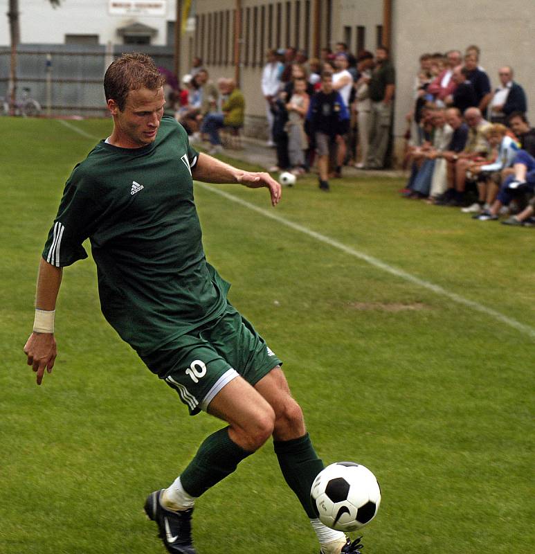 Červen 2006. Sousedský fotbálek v rodných Kožušanech