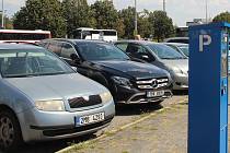 Od května 2002 se v Olomouci v pěší zóně (zóna A) platí za hodinu parkování sto korun, v širším centru (zóna B) se za hodinu platí 40 korun.