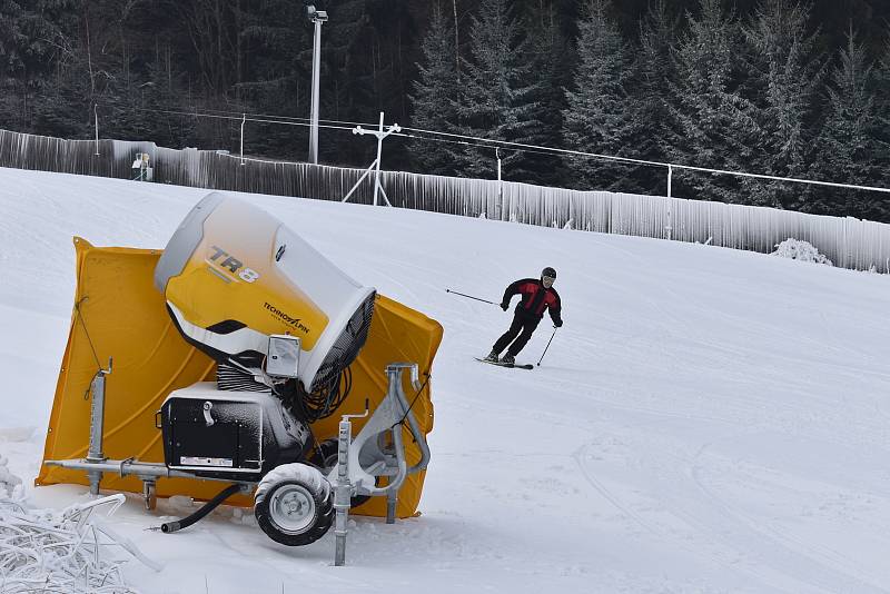 Zahájení sezony ve skiareálu v Branné v pátek 2. prosince 2022.