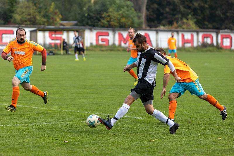 Fotbalisté Hodolan (v pruhovaném) porazili Novou Hradečnou 8:0.