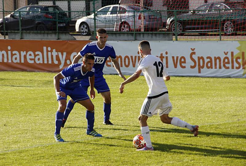 Fotbalisté Holice (v bílém) remizovali se Slavičínem 2:2.