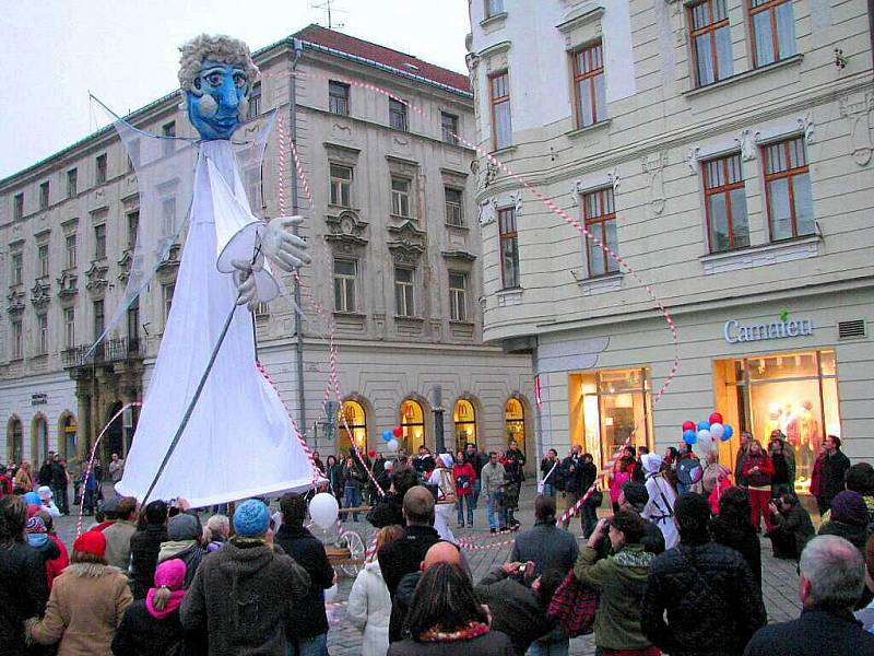 Divadlo Kvelb a jeho Invaze na Horní náměstí.  Oslavy 20. výročí Sametové revoluce v Olomouci