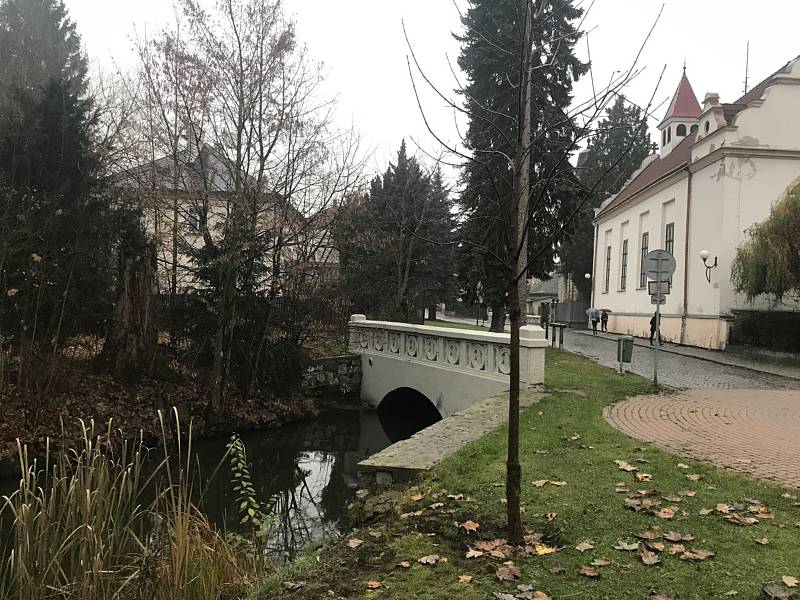 V Litovli na Radniční Moravě byla dokončena 2. etapa stavby, která řešila havarijní stav mostní konstrukce u Sochovy vily v ulici Husova a další úpravy.