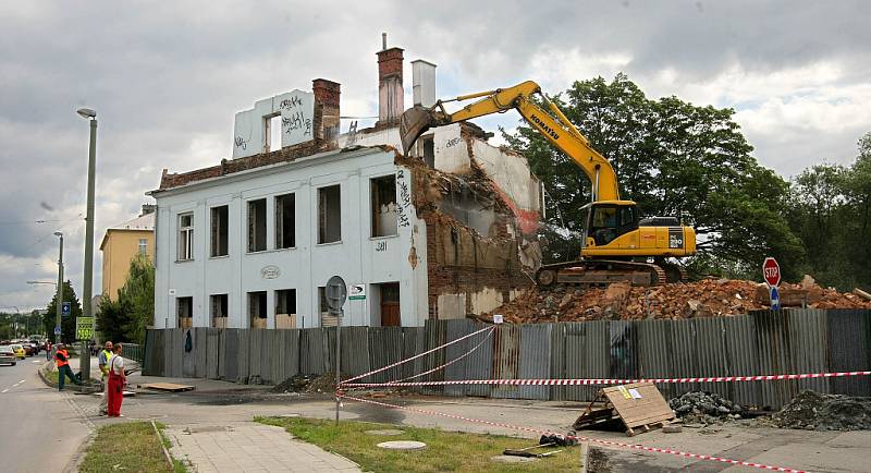 Demolice v bývalém areálu Mila