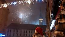 Večerní silvestrovský ohňostroj nad Olomoucí