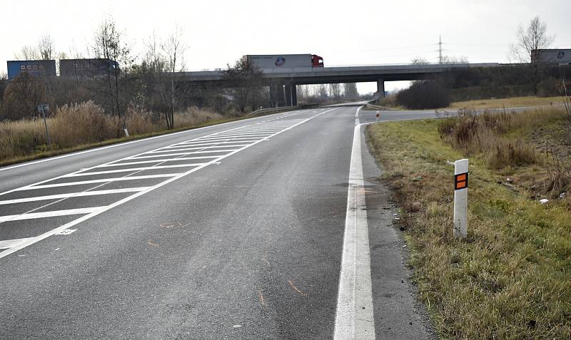 Místo tragické hromadné nehody u olomouckých Nemilan, po které v neděli 14. listopadu vyhasly tři lidské životy. 16.11. 2021