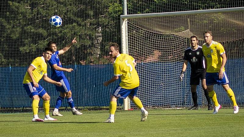 Béčko Sigmy Olomouc (v modrém) v přípravě porazilo Šumperk 4:0.