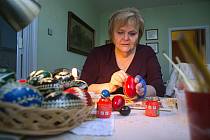 Paní Ivanka Šamšulová se věnuje výrobě kraslic několik desetiletí.