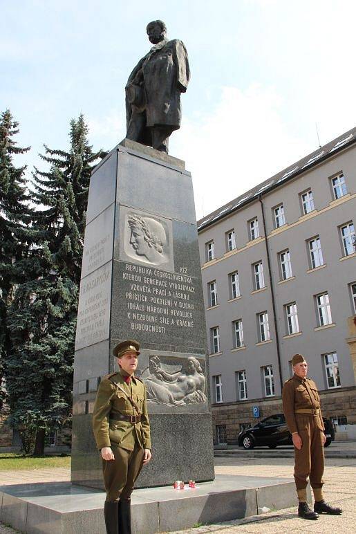 K uctění památky českých vojáků zabitých v Afghánistánu se 11. července 2014 sešla na Žižkově náměstí v Olomouci desítka lidí