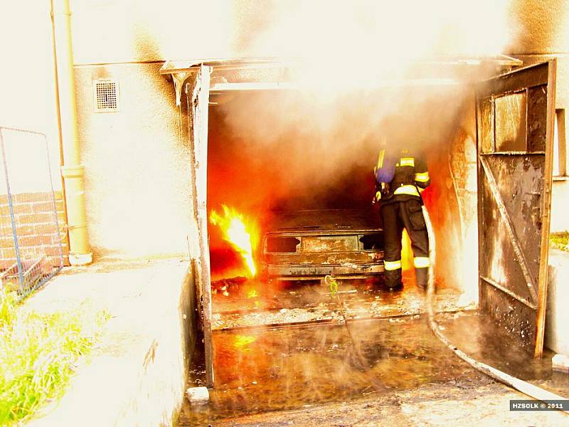 Požár v garáži rodinného domku v Lomené ulici